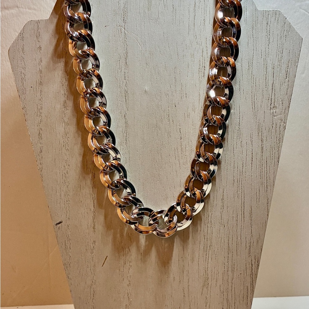 Vintage Signed “MONET” Heavy Chain-linked Necklace in a Silver Tone Setting - Picture 7 of 12